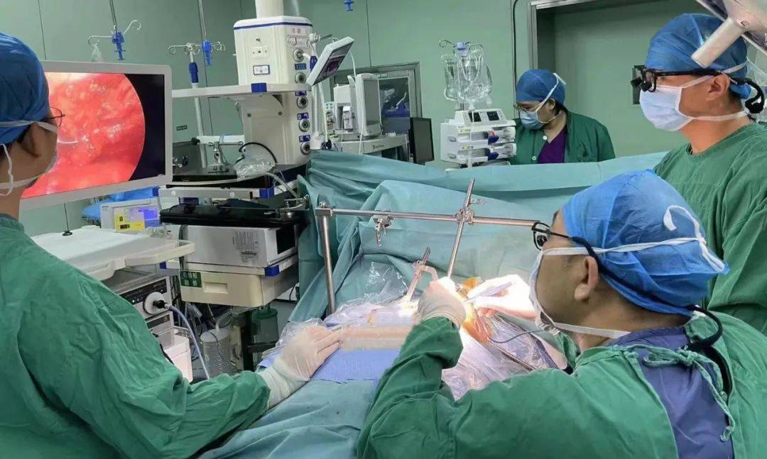 "冠状动脉搭桥术分为两种手术方式,一种是传统的开胸手术,一种是胸腔