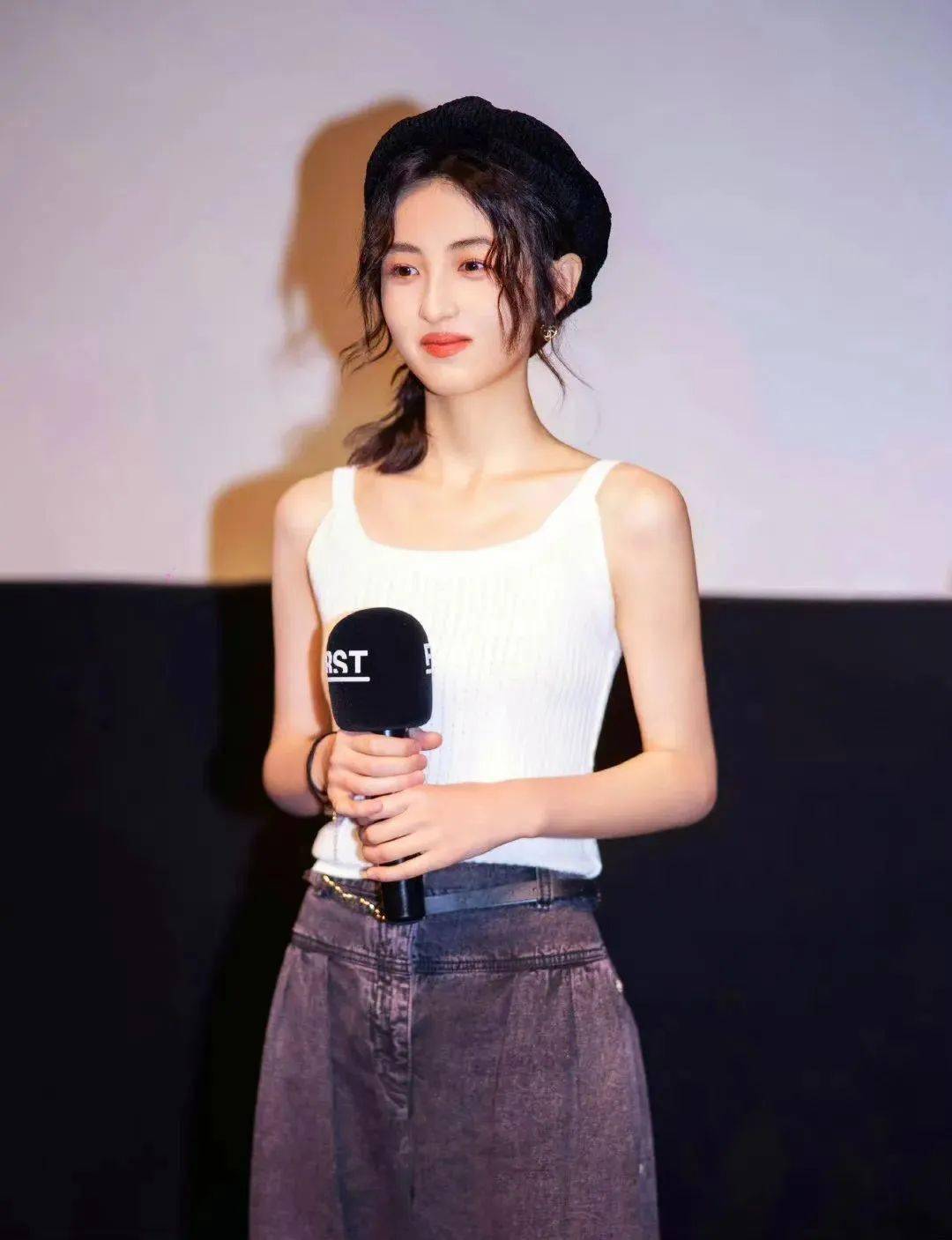 在参加first青年电影展联合香奈儿品牌的系列活动上,张子枫全身香奈儿