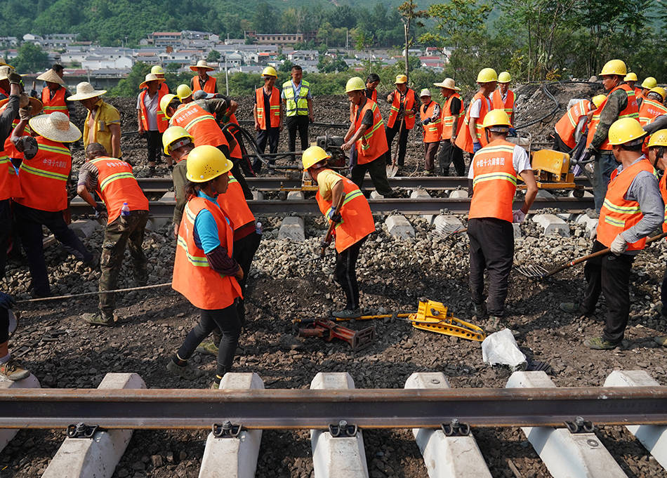 直击|奋力抢修71小时,丰沙铁路恢复通车
