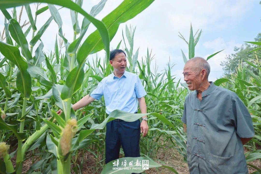 晓武还来到固镇县新马桥镇胡洼村,走进联系的脱贫户乔建荣,郭传旺家中