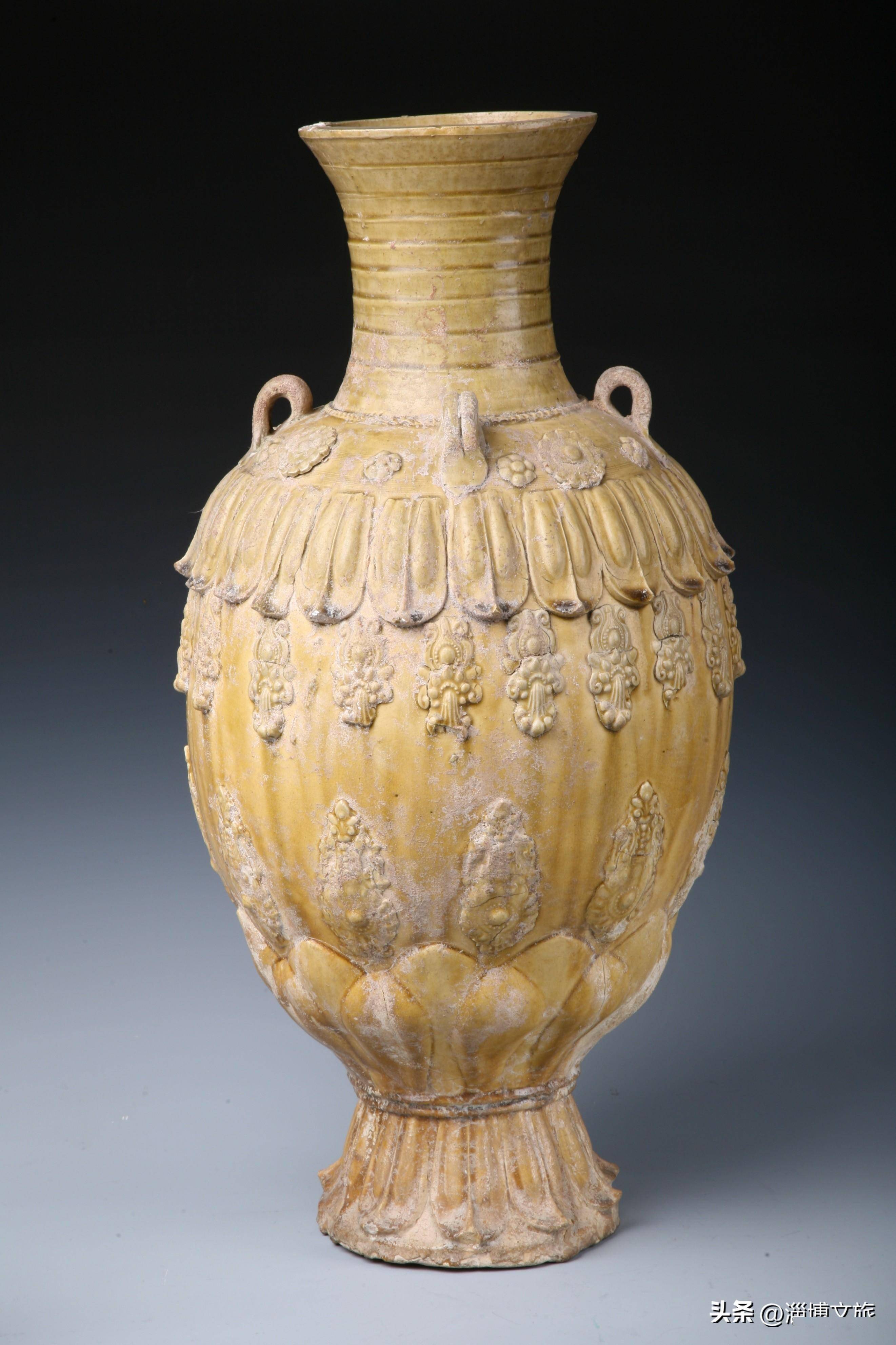 宋金时期的淄博三彩瓷器,是在唐三彩陶器的基础上发展而来的,也反映了