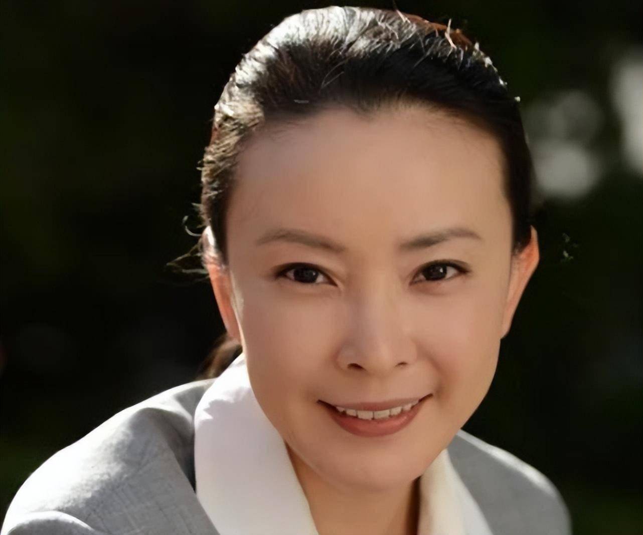 她曾是央视主持人,因性格强势和张嘉译离婚,二婚嫁富豪_刘威蕤_事业