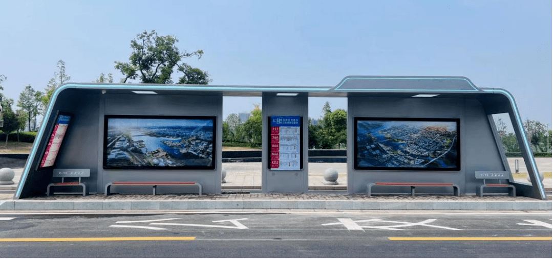 智能公交候车亭正式 "上岗"!_乐湖_城市_人群