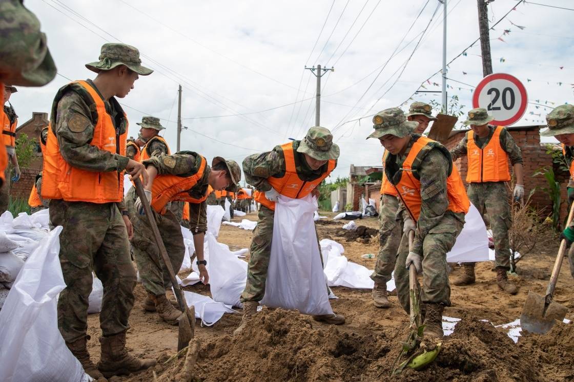 风雨中,党旗高高飘扬——解放军和武警部队广大党员奋战防汛抗洪救灾