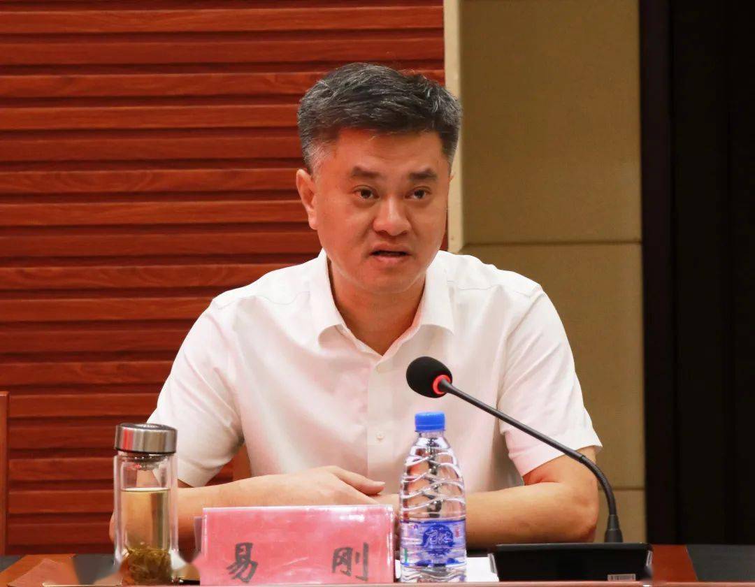 易刚代表县委县政府感谢国家京剧院对甘祖昌将军,龚全珍老阿姨和莲花