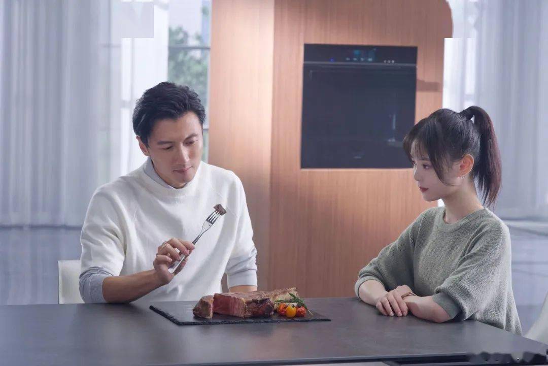 今日份和师父谢霆锋的上班打卡照_梁壁荧_工作_fansclub