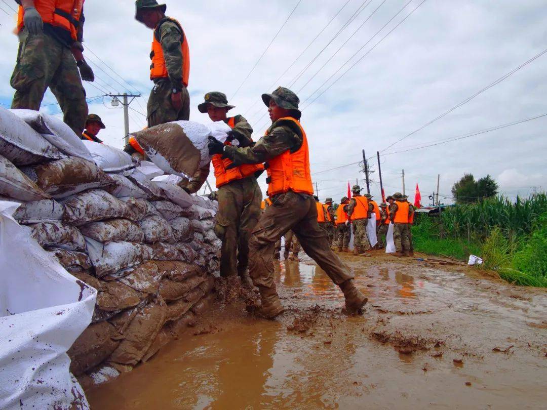 防汛救灾,荣誉部队展雄风 | "朝阳登城第一连"战洪魔争当先锋_堤坝