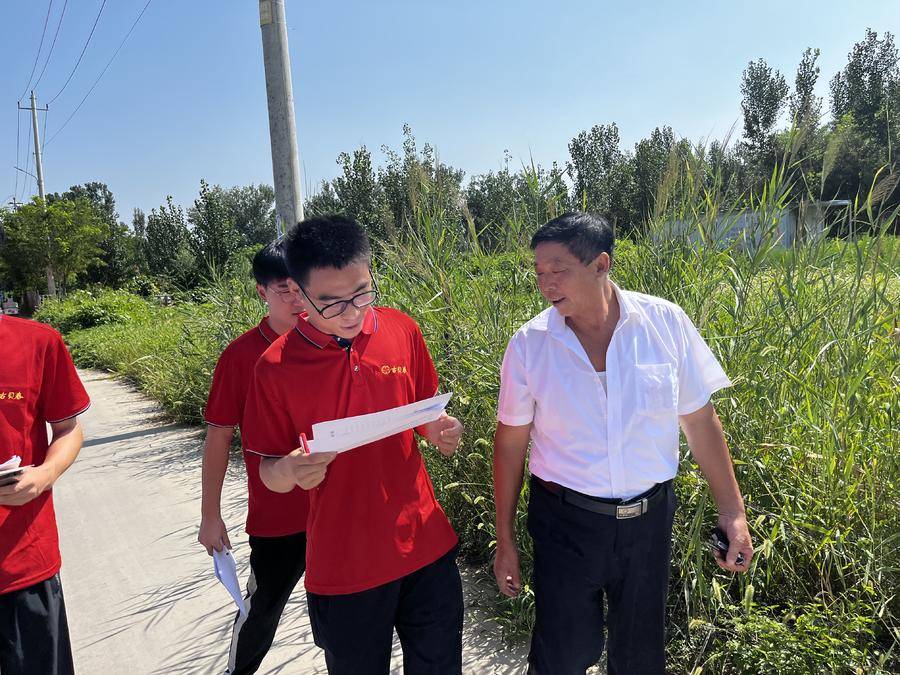 老城镇党委副书记房志军,三极主任科员张敏,老城镇小屯村党支部书记陈