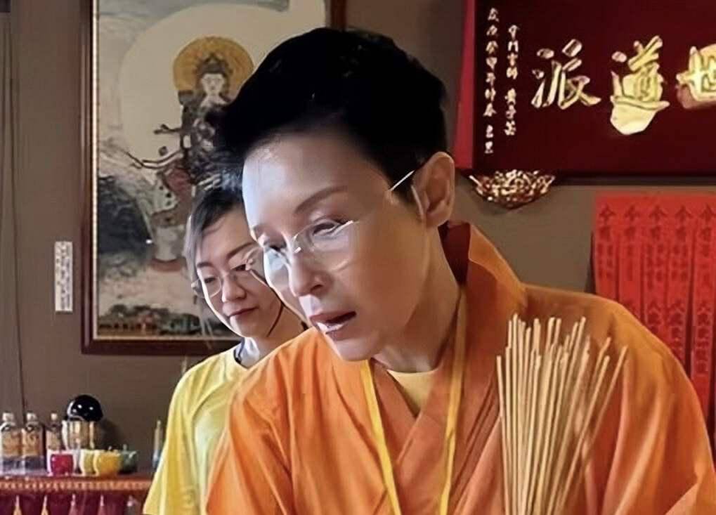 台湾知名女星看破红尘出家,罕见露面变慈眉善目,为男友未婚产子