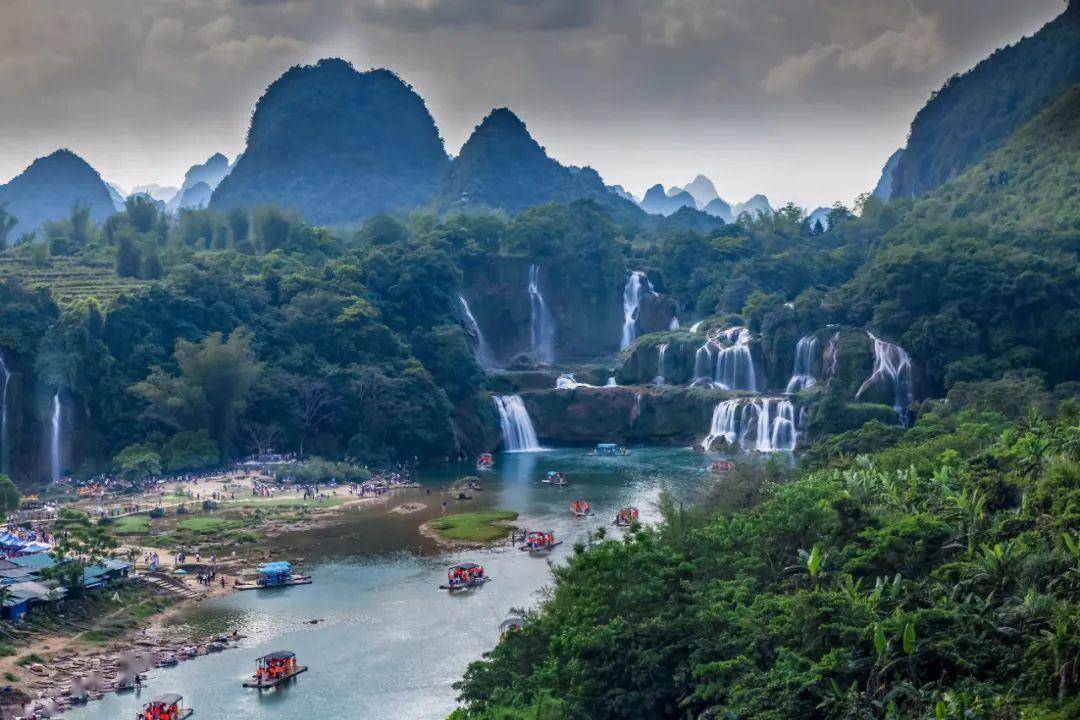 峰回路转,地势险峻,却隐藏着以藏布巴东瀑布群为代表的4大瀑布