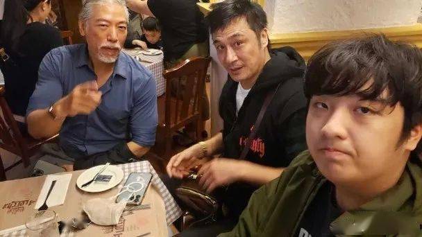 艺人吴镇宇的儿子费曼(feynman)日前于社交平台晒偷拍父亲吴镇宇唱k的