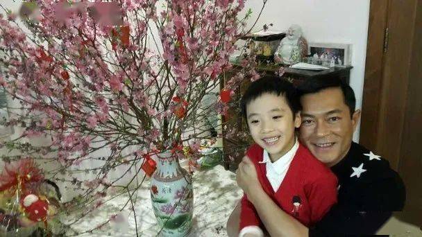 艺人吴镇宇的儿子费曼(feynman)日前于社交平台晒偷拍父亲吴镇宇唱k的