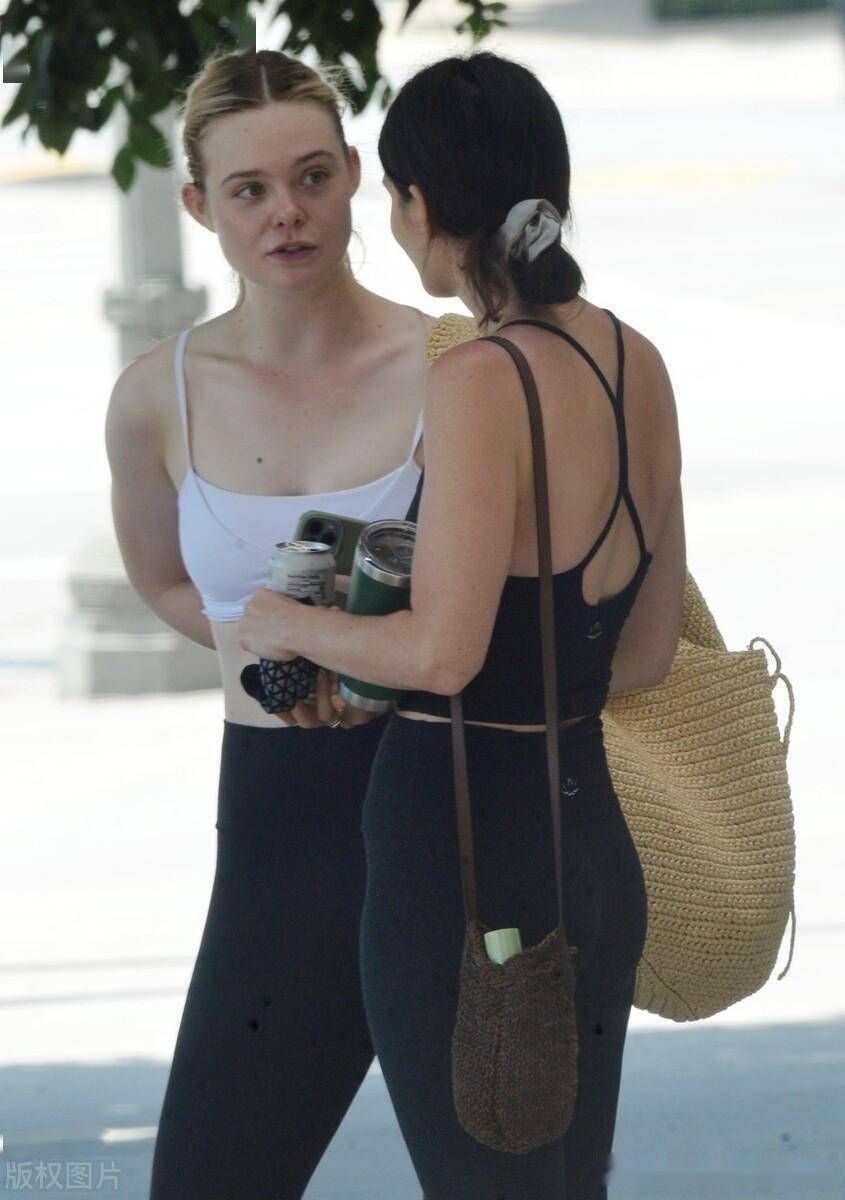 当地时间2023年8月1日,美国加利福尼亚州,艾丽-范宁健身后街头偶遇