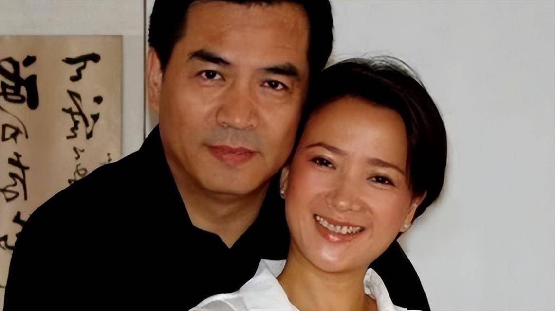 5年后,她再次结婚,嫁给了老戏骨廖京生,他虽然比何晴大了不少,可他用