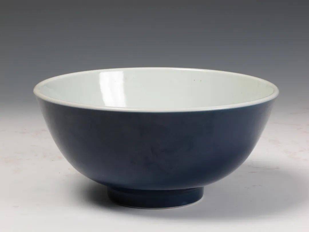 浙博宝藏 | 清康熙景德镇窑霁蓝釉瓷碗_浙江省博物馆_施义亭_底部