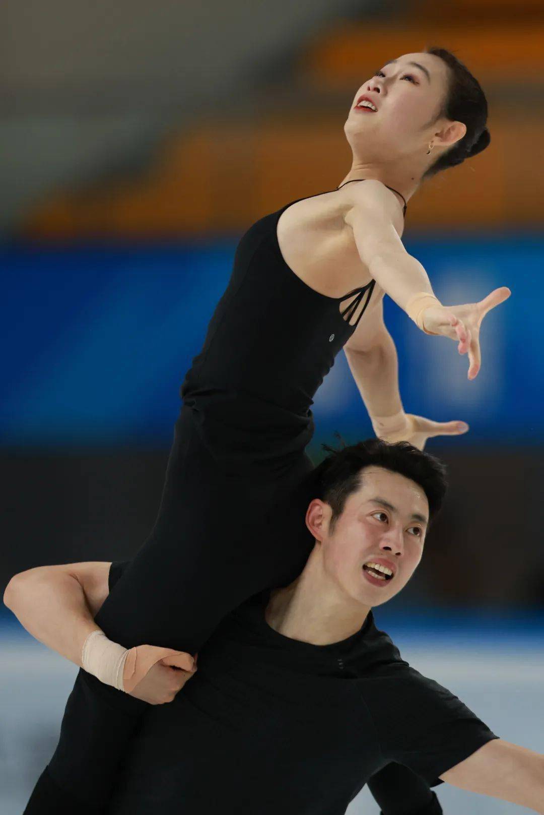 花滑俱乐部联赛海拉尔站落幕 彭程/王磊首秀逆转夺冠_比赛_北京市