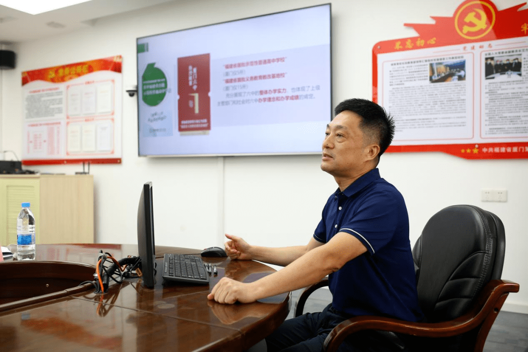 受姚育青书记,校长的委托,张斌副校长向来宾详细介绍了六中在以"德育