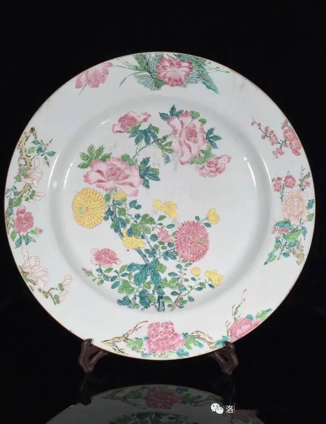 近日网上争论一个雍正粉彩盘子真伪,本文提供一些开门的真品作参考