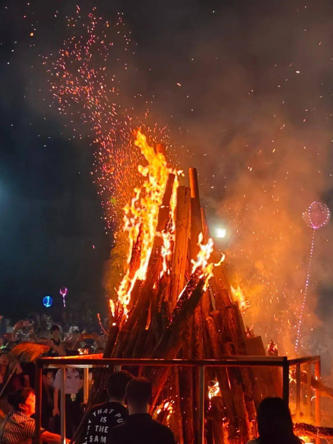 载歌载舞举行神圣的祭火仪式彝族同胞们都会点起火把火把节时彝族崇