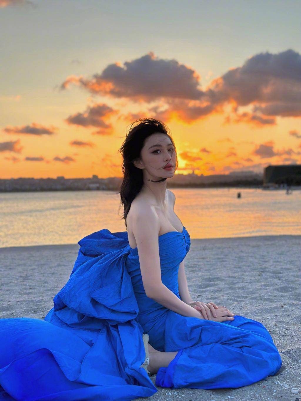 张馨予,张雨绮大玩"蓝色妖姬",长裙美神pk泳衣御姐,谁赢了?