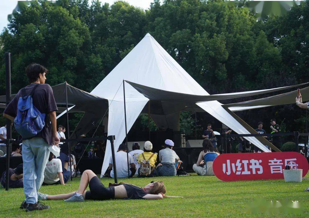 街拍黄浦丨复兴公园大草坪惊现"ufo",听说是外星人寻找"音乐薯"?