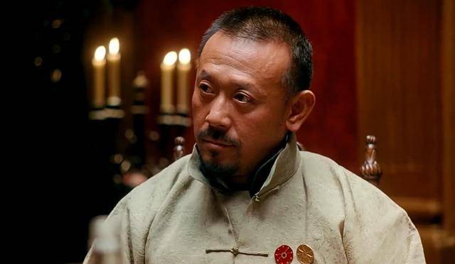 姜文导演的《让子弹飞》,表达了一种集体英雄主义