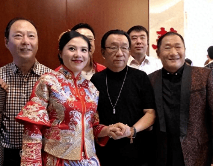 儿子满月照,妻子22岁身材圆润如初,父子如复制粘贴_生活_谭静怡_年龄
