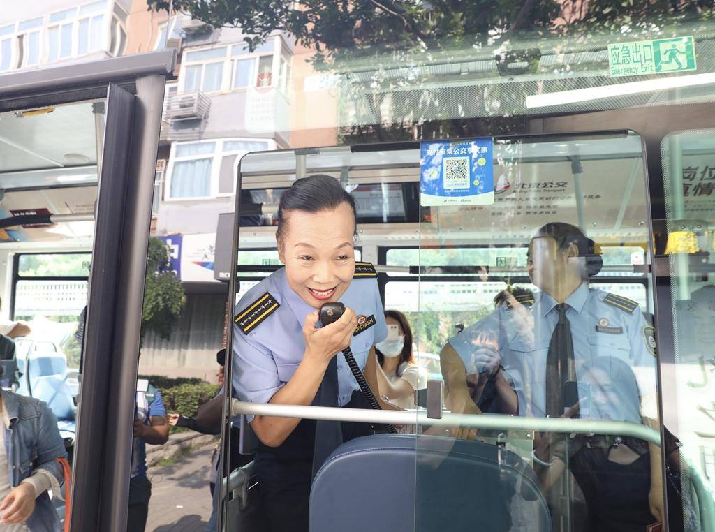乘客服务的是全国劳动模范李素丽,在她身边的还有几名青年公交职工