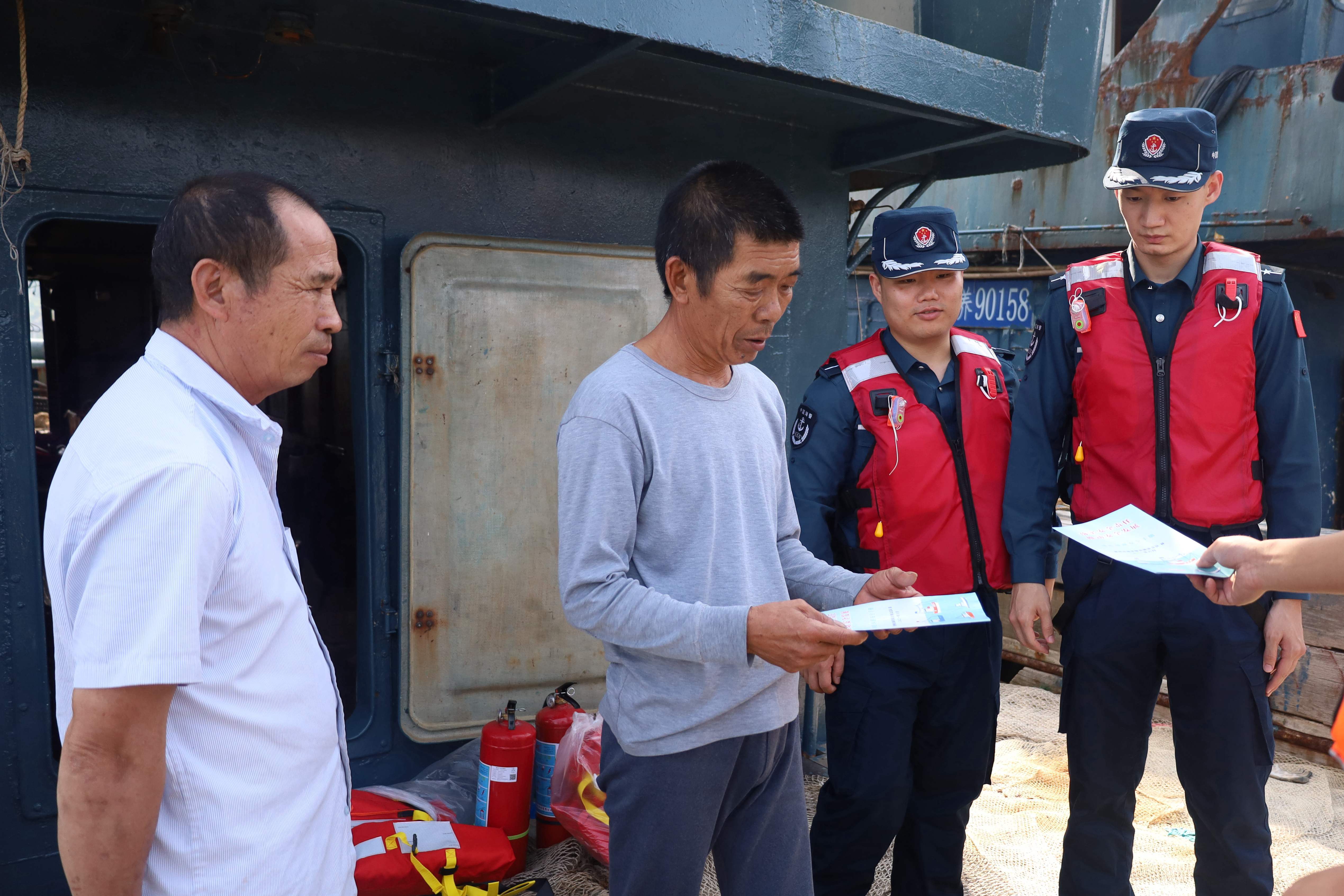 据悉,"开渔"后,惠州海警局会通过卫星电话等方式与海上作业的渔船保持