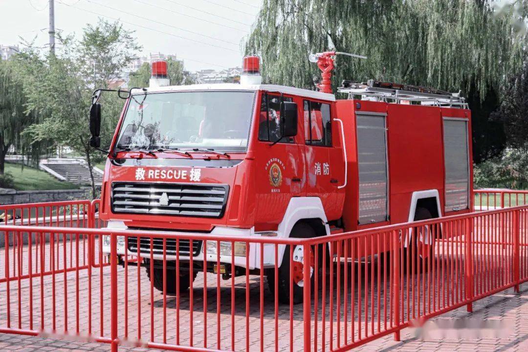 斯太尔王水罐消防车图片