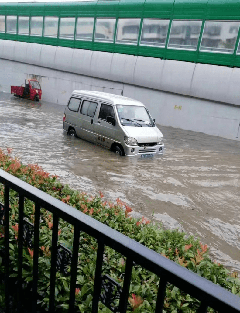 今晨,贵阳局地大暴雨,城区多路段积水,2站大暴雨均出现在观山湖区