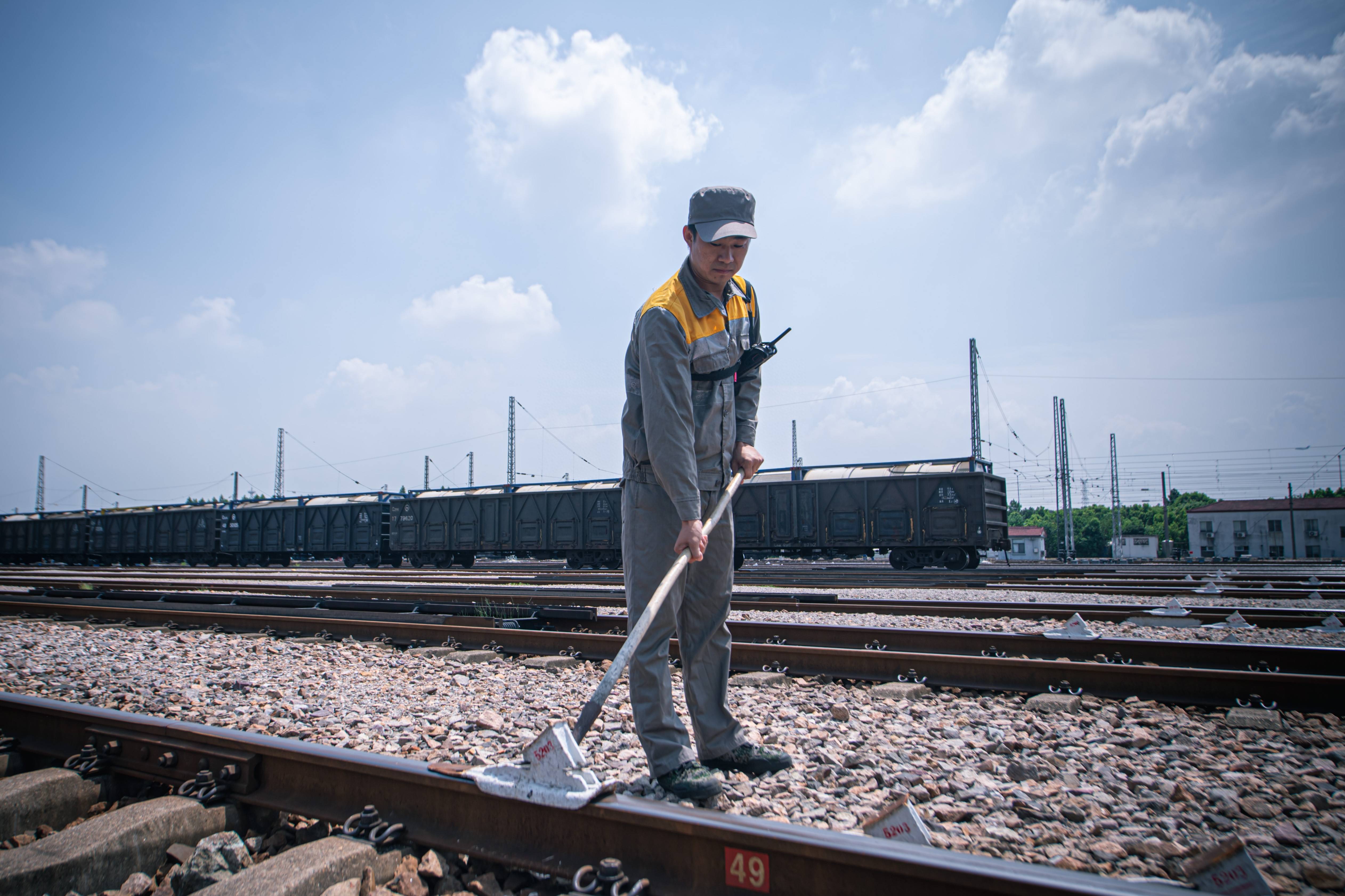 (社会)铁路调车员:坚守岗位保障货运畅通_乔司_进行_新华社