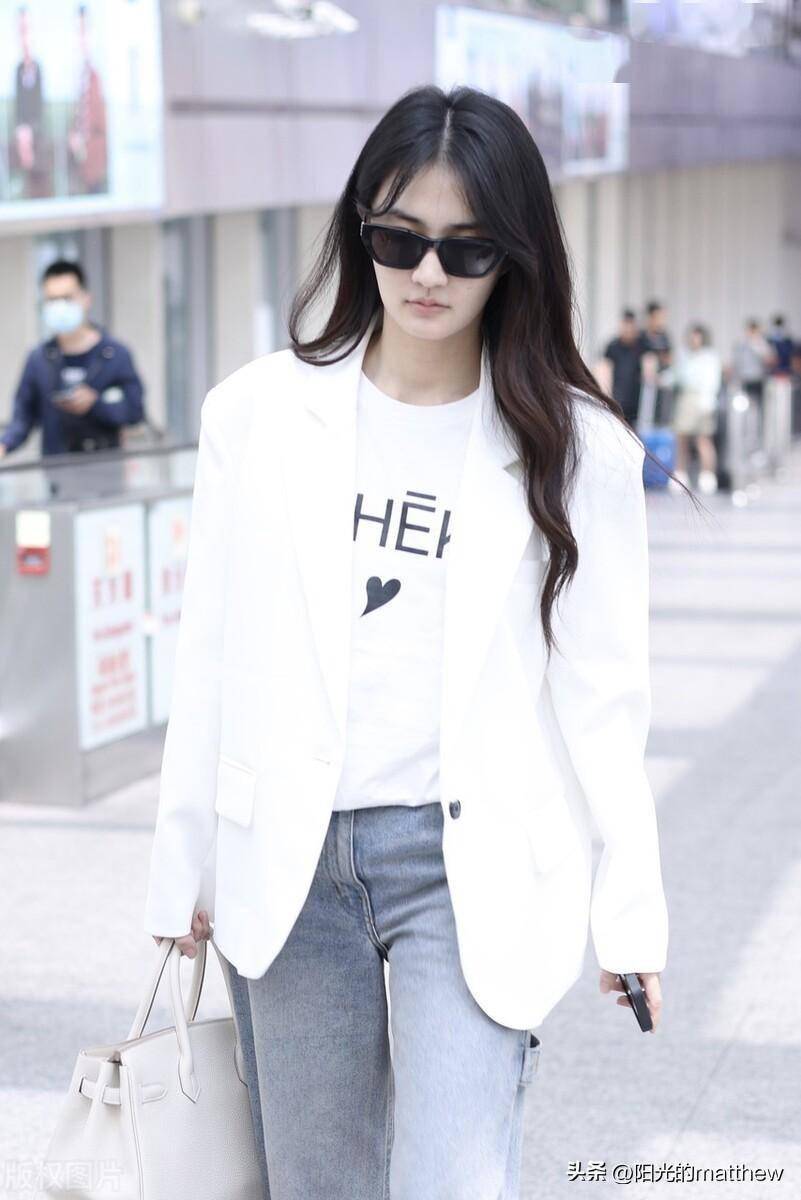 街拍:徐璐白西装 字母t恤 阔腿牛仔裤 厚底球鞋利落潇洒_机场_北京