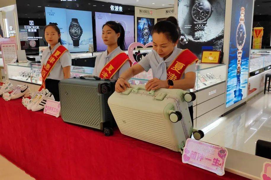 在速开密码锁的技能上又新增了维修万向轮,拉链等箱包附件的技能,并且