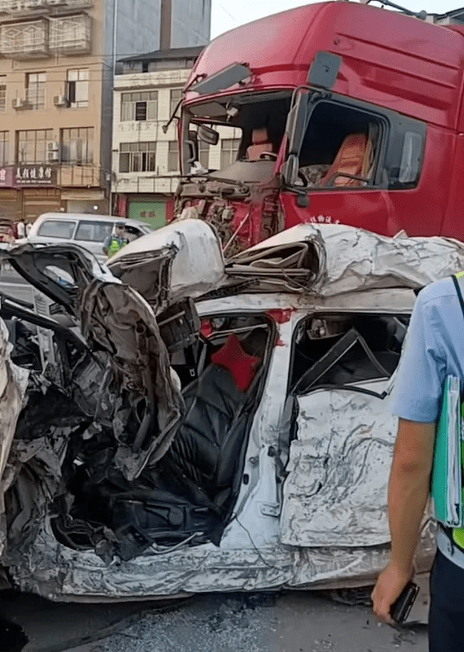 国道319永顺段发生惨烈车祸,一小车直接被撞报废……_安岳_事故_网友