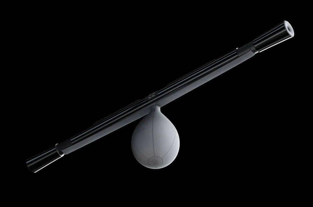 手柄和杆中部的智能传感器会跟踪正确的姿势,并在出现任何问题时发出