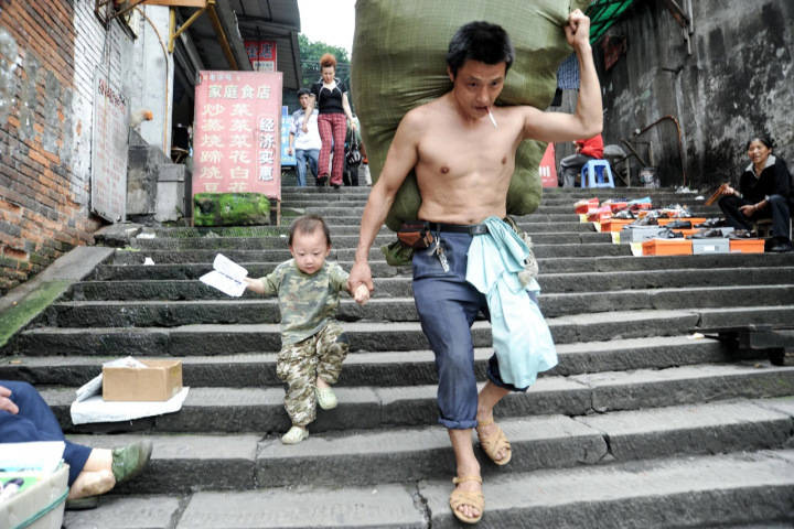 带娃扛货感动中国的重庆“棒棒”：年近60仍在街头搬货 曾被邀请当主播