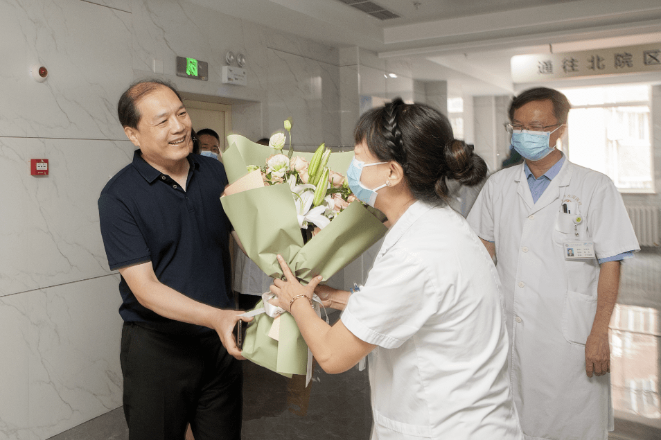 8月17日下午,大连市卫生健康委副主任邢军,科教处副处长隋小璐来到