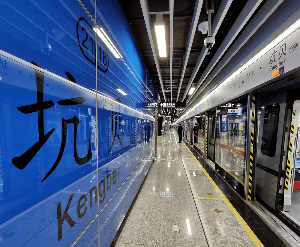 但今时不同往日,依托朱村,中新的发展,再加上地铁21号线的通车,坑贝村