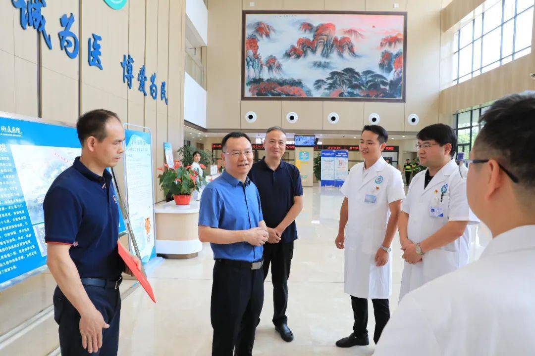 许斌看望慰问医务工作者