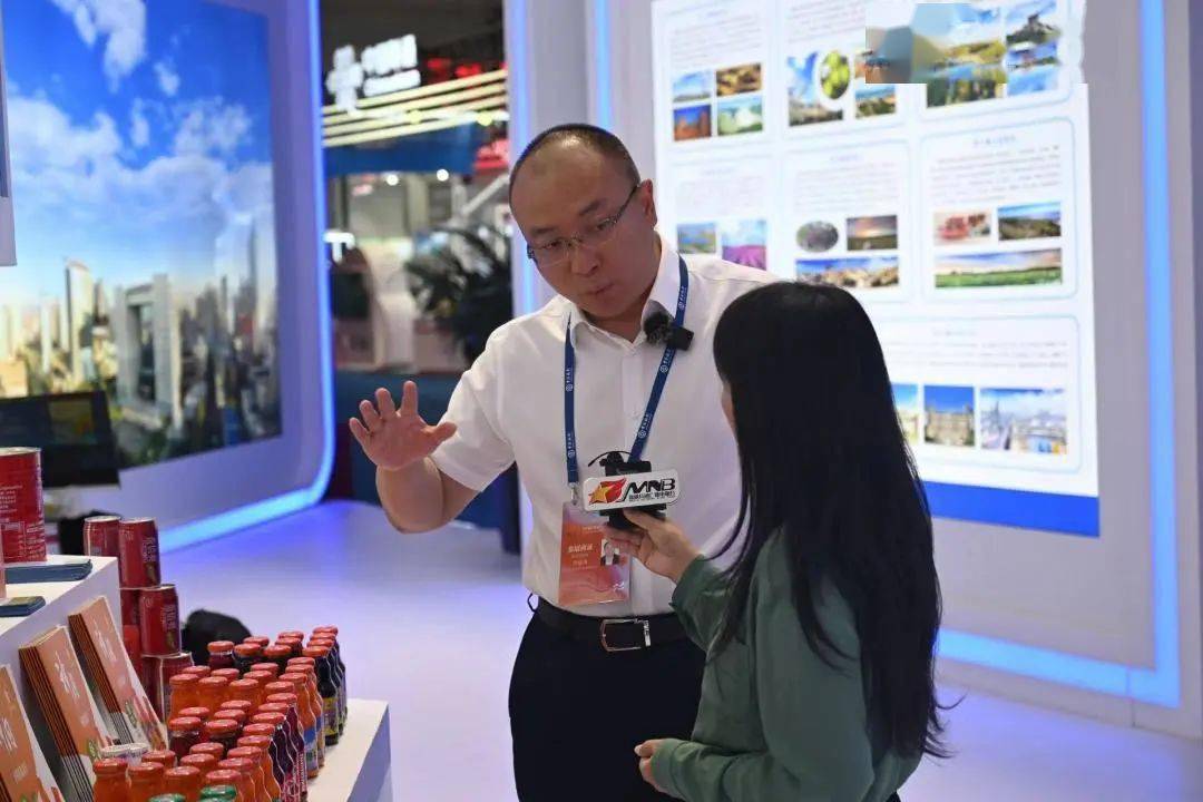 神内公司党委书记,董事长尹俊涛现场接受采访并介绍讲解公司发展历程