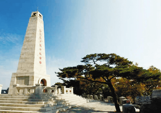 革命烈士陵园位于山东烟台栖霞市东部牙山国家森林公园前怀的英灵山上