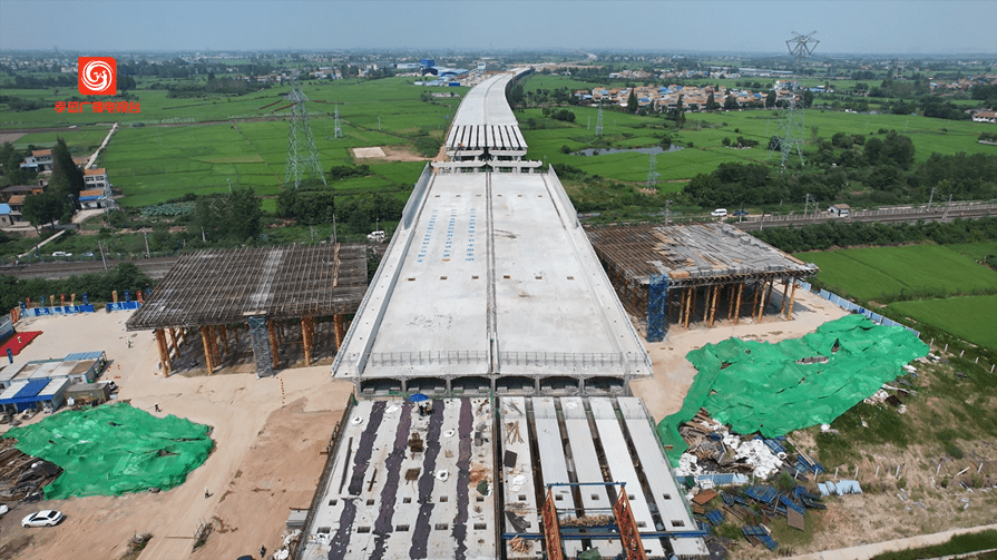 途经我市汉川市,云梦县及孝南区三县市区,采用双向六车道高速公路标准