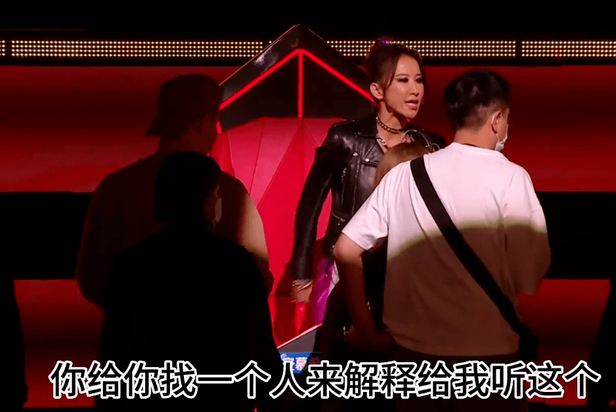 李玟质疑好声音视频曝光！被抓手哭喊别碰我，俩姐姐挡前面护妹妹_节目组_录音_赛制