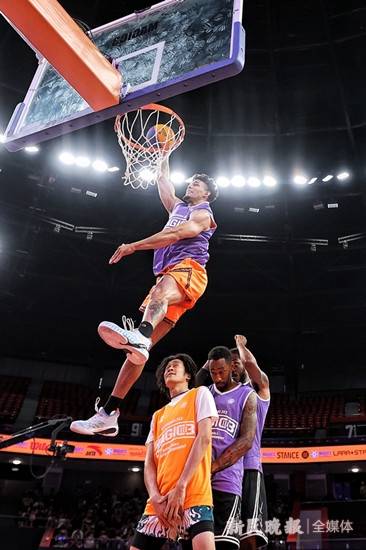 总决赛现场,国际扣篮联赛全球大赛冠军以赛亚·里维拉,美国全明星扣篮