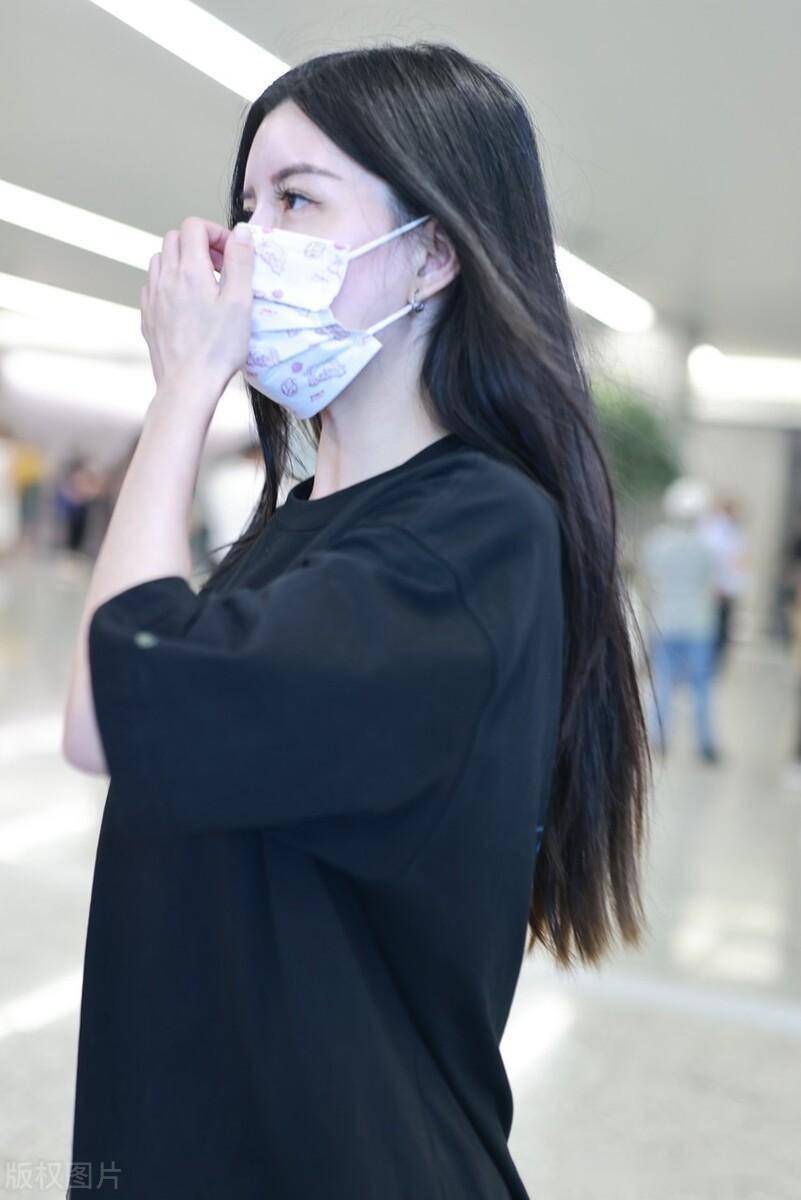 by2孙雨现身上海机场,全黑look简约低调