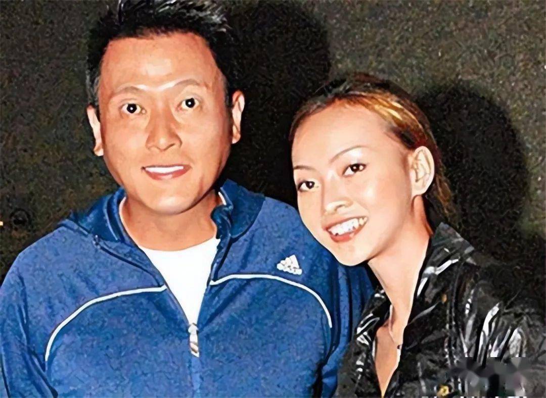 盛装出席富豪生日会,挽寿星合影很亲密_张利华_胡雅伦_王玉环