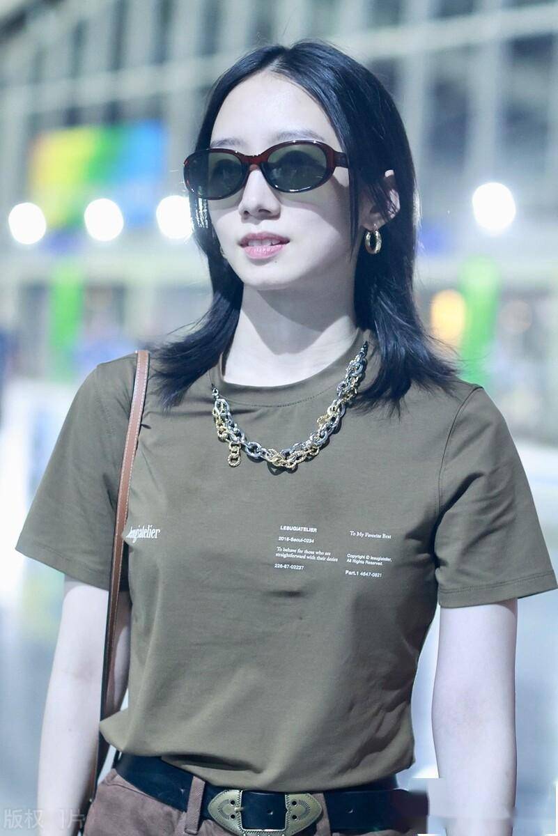 孟美岐齐肩头发清爽秀丽,致项链十分夺目_北京_机场