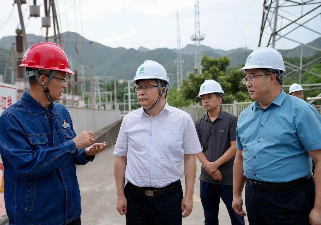 在陇南供电公司碧口运维站,刘永革认真调研了电网建设等情况,并看望