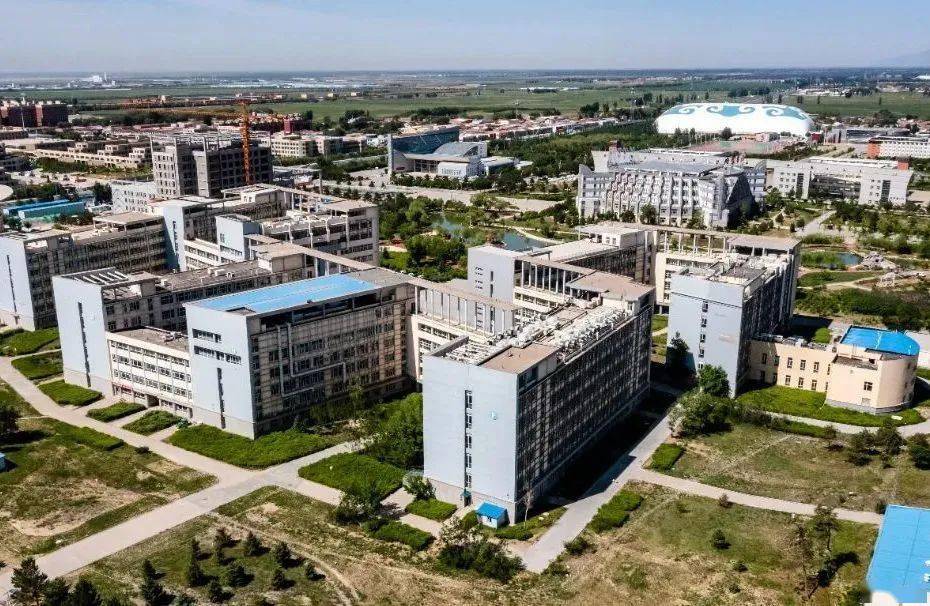 矗立湖边,长桥相连是内蒙古医科大学独具特色的建筑群行政楼#金山校区